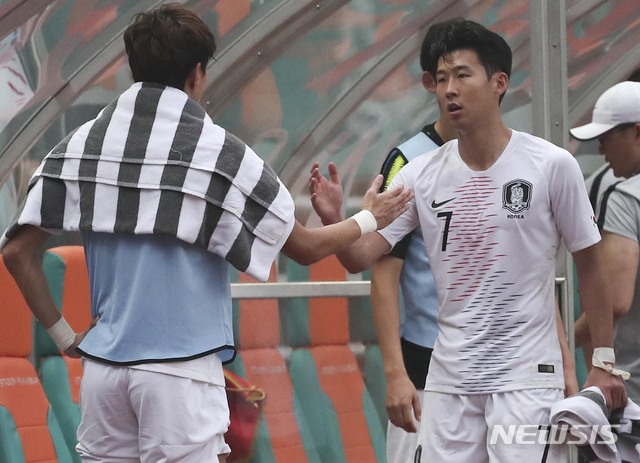 【치비농(인도네시아)=뉴시스】최진석 기자 = 29일(현지시각) 오후 인도네시아 치비농 파칸사리 스타디움에서 열린 '2018 자카르타·팔렘방 아시안게임' 남자 축구 대한민국과 베트남의 경기. 대한민국 손흥민이 교체 벤치로 들어가며 황희조와 하이파이브하고 있다. (Canon EOS-1D X Mark Ⅱ EF200-400 f4 IS Ⅱ USM ISO 3200, 셔터 1/1000 조리개 5.6) 2018.08.29. myjs@newsis.com
