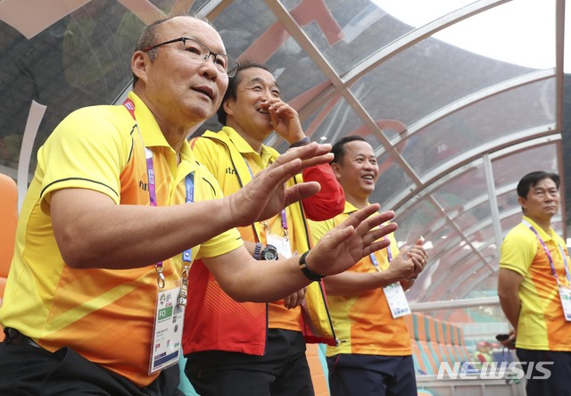 【치비농(인도네시아)=뉴시스】최진석 기자 = 29일(현지시각) 오후 인도네시아 치비농 파칸사리 스타디움에서 열린 '2018 자카르타·팔렘방 아시안게임' 남자 축구 대한민국과 베트남의 경기. 베트남 박항서 감독이 취재진이 몰리자 자제를 요청하고 있다. (Canon EOS-1D X Mark Ⅱ EF24-70 F2.8L IS Ⅱ USM ISO 3200, 셔터 1/1000 조리개7.1 ) 2018.08.29. myjs@newsis.com