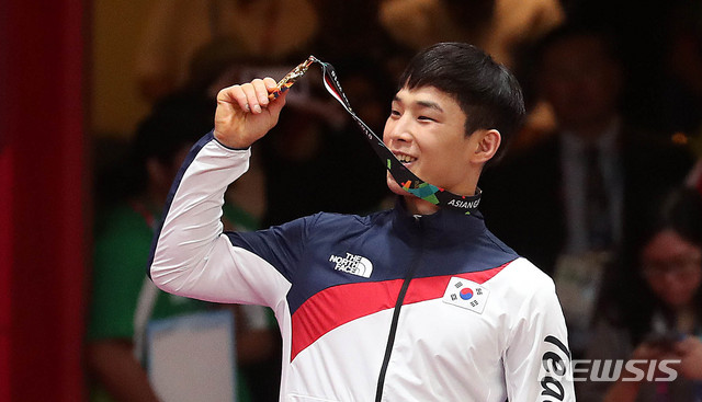 【자카르타(인도네시아)=뉴시스】추상철 기자 = 2018 자카르타-팔렘방 아시안게임 유도 남자 66kg급 시상식이 열린 29일(현지시각) 오후 인도네시아 자카르타 컨벤션센터 유도경기장에서 금메달을 딴 대한민국 안바울이 메달을 들어보이고 있다. 2018.08.29. scchoo@newsis.com