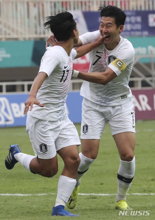 【치비농(인도네시아)=뉴시스】최진석 기자 = 29일(현지시각) 오후 인도네시아 치비농 파칸사리 스타디움에서 열린 '2018 자카르타·팔렘방 아시안게임' 남자 축구 대한민국과 베트남의 경기. 대한민국 이승우가 골을 넣은 뒤 손흥민과 기뻐하고 있다. (Canon EOS-1D X Mark Ⅱ EF200-400 f4 IS Ⅱ USM ISO 3200, 셔터 1/1250 조리개 11) 2018.08.29. myjs@newsis.com