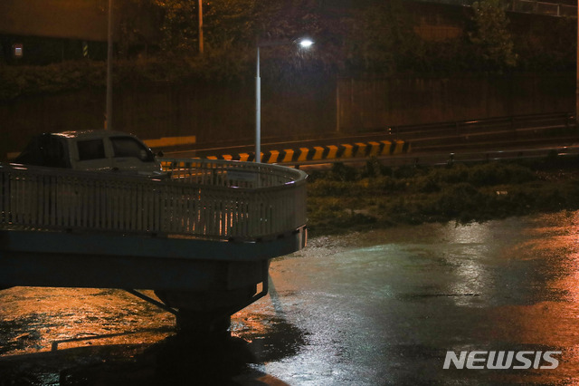 【서울=뉴시스】김선웅 기자 = 서울 지역에 호우경보가 발효된 29일 오후 서울 노원구 월릉교 인근 중랑천이 폭우로 인해 물이 불어나있다. 2018.08.29.&nbsp; mangusta@newsis.com