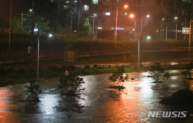 【서울=뉴시스】김선웅 기자 = 서울 지역에 호우경보가 발효된 29일 오후 서울 노원구 월릉교 인근 중랑천이 폭우로 인해 물이 불어나있다. 2018.08.29.&nbsp; mangusta@newsis.com