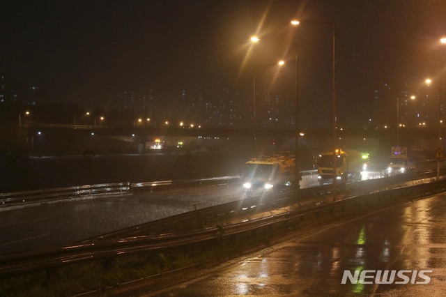 【서울=뉴시스】김선웅 기자 = 서울 지역에 호우경보가 발효된 29일 오후 서울 노원구 월릉교 인근 중랑천이 폭우로 인해 물이 불어나 인근 동부간선도로가 통제되고 있다. 2018.08.29.&nbsp; mangusta@newsis.com