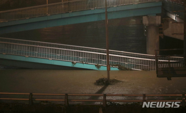 【서울=뉴시스】김선웅 기자 = 서울 지역에 호우경보가 발효된 29일 오후 서울 노원구 월릉교 인근 중랑천이 폭우로 인해 물이 불어나있다. 2018.08.29.&nbsp; mangusta@newsis.com