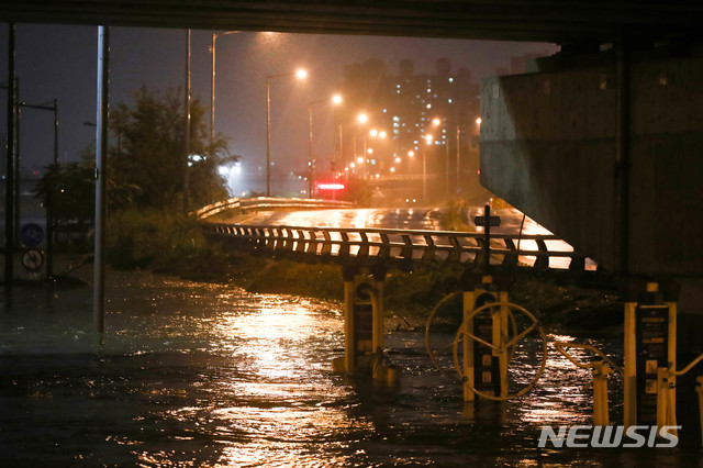 【서울=뉴시스】김선웅 기자 = 서울 지역에 호우경보가 발효된 29일 오후 서울 노원구 월릉교 인근 중랑천이 폭우로 인해 물이 불어나있다. 2018.08.29.&nbsp; mangusta@newsis.com 