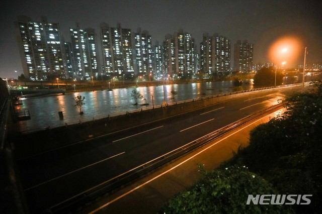 【서울=뉴시스】김선웅 기자 = 서울 지역에 호우경보가 발효된 29일 오후 서울 노원구 월릉교 인근 동부간선도로가 중랑천 범람 위기로 인해 통제되고 있다. 2018.08.29.&nbsp; mangusta@newsis.com 