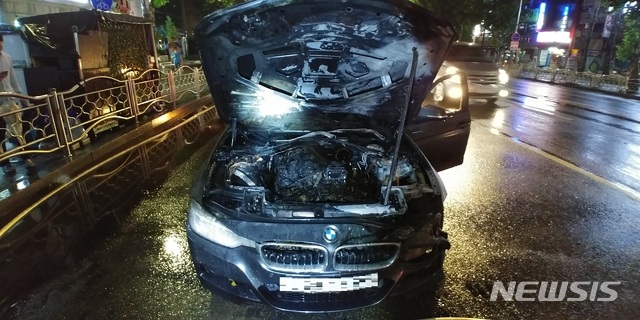 【서울=뉴시스】30일 오전 0시15분께 서울 노원구 상계동 마들역 인근 차도에서 발생한 BMW 320i 차량 화재 현장. 2018.08.30.(사진=노원소방서 제공) 