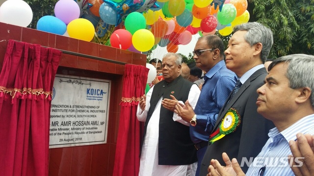  【천안=뉴시스】이종익 기자 = 충남 천안의 코리아텍(총장 김기영) 부설 개도국기술이전연구소가 29일 방글라데시 나르싱디(Narsingdi) 현지에서 코이카와 방글라데시 정부와 함께 화학산업기술훈련원을 공동 개원했다.&nbsp; 개원식 참가자들이 제막식에 참여해 박수를 치고 있다. 2018.08.30. (사진=코리아텍 제공) photo@newsis.com