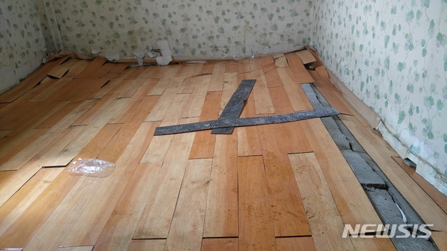 【양주=뉴시스】이호진 기자 = 30일 경기 양주시 장흥면에서 공릉천이 범람해 침수 피해를 입은 이모(79) 할머니의 집 바닥이 건물 밑에서 솓아오른 물살에 깨져 있다. 2018.8.30&nbsp; asake@newsis.com 