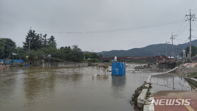 【양주=뉴시스】이호진 기자 = 경기 양주시 장흥면 일영유원지 인근 인도교가 강한 물살에 붕괴돼 무너져 있다. 2018.8.30&nbsp; asake@newsis.com&nbsp; 
