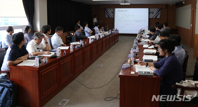 【울산=뉴시스】박일호 기자 =30일 울산시 중구 테크노파크 본부동 대회의실에서 '북방경제와 울산 주력산업의 나아갈 방향'을 주제로 2018년도 제3차 울산산업정책포럼이 열리고 있다. 2018.08.30. (사진=울산테크노파크 제공) photo@newsis.com