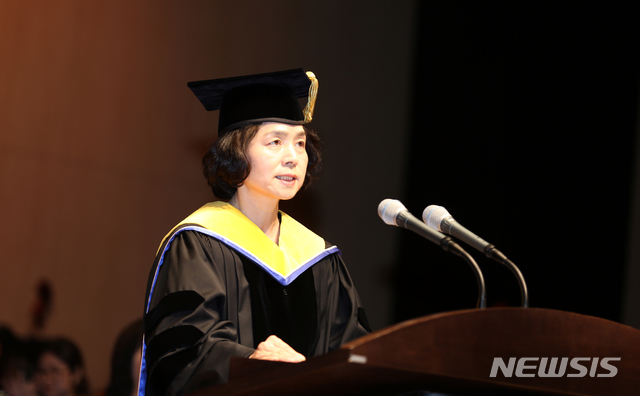【서울=뉴시스】30일 오전 서울 성북구 동덕여자대학교 내 동덕100주년기념관 대강당에서 9대 총장인 김명애 총장이 취임사를 하고 있다. 2018.08.30. (사진=동덕여대 제공)