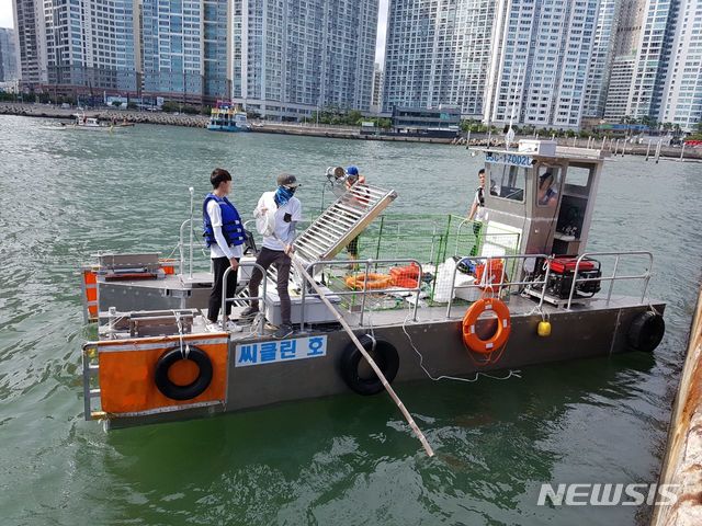  【부산=뉴시스】허상천 기자 = '수상ST㈜' 는 30일 30일 해운대 동백섬 더베이101 앞바다에서 무인 청항선 '씨크린호' 를 시범운항 했다. 이날 연구개발 종사원들이 승선해 기기 작동여부를 확인했다. 2018.08.30.&nbsp;&nbsp; photo@newsis.com