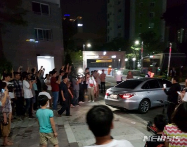 【인천=뉴시스】 이정용 기자 = 30일 오후 9시께 인천 송도국제도시 내 H 아파트 인도에 방치된 50대 여성의 차량이 나흘만에 모처로 이동하고 있다. 2018.08.30(사진=독자제공)stay@newsis.com