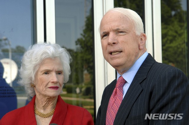 【워싱턴 = AP/뉴시스】 2007년 5월 13일 당시 공화당 대선후보였던 존 매케인 상원의원이 NBC방송의 "언론과의 만남" 인터뷰를 마친 뒤 방송국 앞에서 어머니 로버타 매케인여사(왼쪽)과 함께 기자회견을 하고 있다. 지금 106세인 어머니는 자주 과속운전을 하는 버릇이 있어 자주 벌금 티켓을 받고 있으며, 한번은 유럽에서 고령이라고 렌터카를 빌려주지 않자 아예 차를 한 대 사 버린 적도 있는 강한 여성이다.&nbsp;&nbsp; 