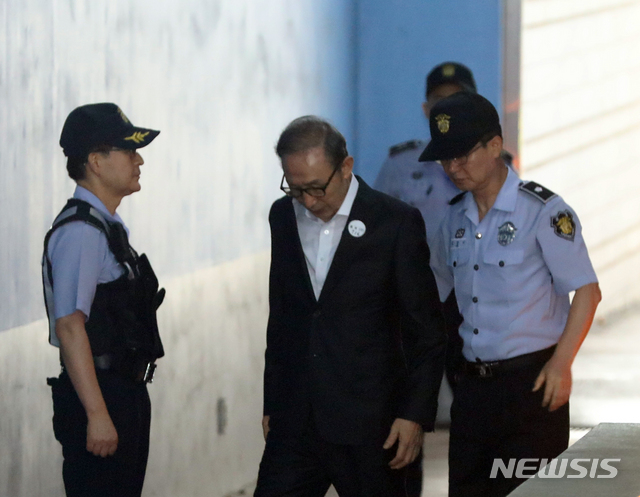【서울=뉴시스】전진환 기자 = 뇌물수수와 다스 횡령 혐의로 구속기소 된 이명박 전 대통령이 지난 30일 오전 서울중앙지법에서 열린 공판에 출석하고 있다. 2018.08.30.&nbsp; amin2@newsis.com