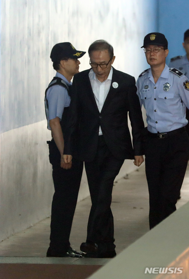 【서울=뉴시스】전진환 기자 = 뇌물수수와 다스 횡령 혐의로 구속기소 된 이명박 전 대통령이 30일 오전 서울 중앙지법에서 열리는 공판에 출석하고 있다. 2018.08.30.&nbsp;&nbsp; amin2@newsis.com