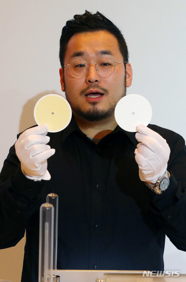 【서울=뉴시스】배훈식 기자 = 30일 오전 서울 중구 롯데호텔 서울에서 한국필립모리스 관계자가 일반담배와 아이코스 시연 필터를 들고 있다. 왼쪽이 일반담배, 오른쪽이 아이코스 히츠. 2018.08.30. dahora83@newsis.com