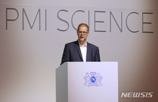 【서울=뉴시스】배훈식 기자 = 30일 오전 서울 중구 롯데호텔 서울에서 열린 '궐련형 전자담배 증기와 일반담배 연기의 폐암 발생 영향 비교' 필립모리스 연구 발표회에 참석한 마누엘 피취 PMI 과학연구 최고책임자가 연구 결과를 발표하고 있다. 2018.08.30. dahora83@newsis.com