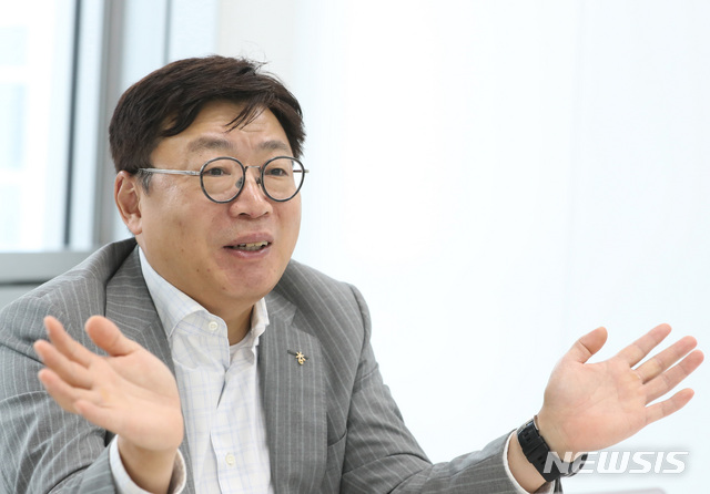 【서울=뉴시스】전진환 기자 = KB증권 서영호 리서치센터장이 27일 오후 서울 여의도 KB증권 본사에서 뉴시스통신사와 인터뷰하고 있다. 2018.08.31. amin2@newsis.com