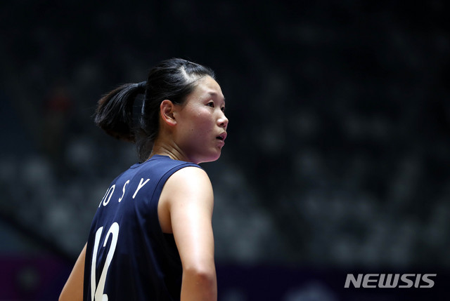 【자카르타(인도네시아)=뉴시스】추상철 기자 = 2018 자카르타-팔렘방 아시안게임 여자농구 준결승 남북단일팀과 대만의 경기가 열린 30일(현지시각) 오전 인도네시아 자카르타 겔로라 붕 카르노(GBK) 이스토라경기장에서 남북단일팀 로숙영(북측)이 심판판정을 기다리고 있다. 2018.08.30.&nbsp; scchoo@newsis.com