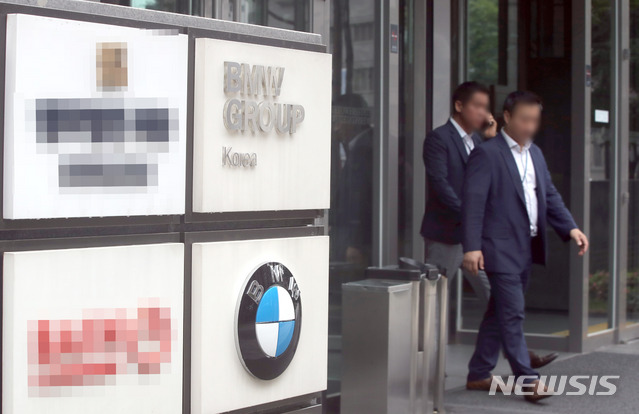 【서울=뉴시스】김선웅 기자 = BMW 차량 연쇄 화재에 따른 결함 은폐 의혹을 수사 중인 경찰이 30일 BMW코리아 본사에 대한 압수수색을 벌이고 있다. 서울경찰청 지능범죄수사대는 사무실 내에 보관된 내부 문건과 서버 등을 확보해 BMW 측이 회사 차원에서의 결함 인지 시점을 고의로 은폐하려 했는지 여부를 확인할 것으로 알려졌다. 사진은 이날 오후 서울 중구 퇴계로에 위치한 BMW코리아 본사의 모습. 2018.08.30. mangusta@newsis.com