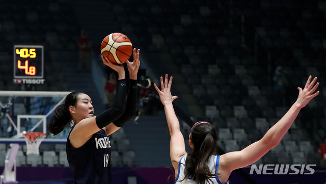 【자카르타(인도네시아)=뉴시스】추상철 기자 = 2018 자카르타-팔렘방 아시안게임 여자농구 준결승 남북단일팀과 대만의 경기가 열린 30일(현지시각) 오전 인도네시아 자카르타 겔로라 붕 카르노(GBK) 이스토라경기장에서 남북단일팀 박지수가 슛을 하고 있다. 2018.08.30. scchoo@newsis.com