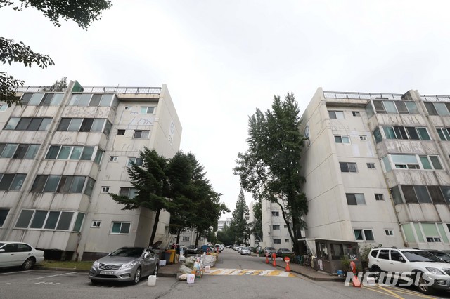 【서울=뉴시스】조성봉 기자 = 30일 오전 서울 서초구 반포 주공1단지 모습. 2018.08.30. suncho21@newsis.com