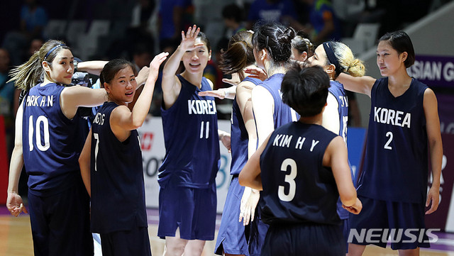 【자카르타(인도네시아)=뉴시스】추상철 기자 = 2018 자카르타-팔렘방 아시안게임 여자농구 준결승 남북단일팀과 대만의 경기가 열린 30일(현지시각) 오전 인도네시아 자카르타 겔로라 붕 카르노(GBK) 이스토라경기장에서 대만에 승리를 거둔 남북단일팀 이 기뻐하고 있다. 2018.08.30.&nbsp; scchoo@newsis.com