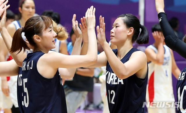 【자카르타(인도네시아)=뉴시스】추상철 기자 = 2018 자카르타-팔렘방 아시안게임 여자농구 준결승 남북단일팀과 대만의 경기가 열린 30일(현지시각) 오전 인도네시아 자카르타 겔로라 붕 카르노(GBK) 이스토라경기장에서 대만에 승리를 거둔 남북단일팀 박혜진과 로숙영(북측)이 하이파이브를 하고 있다. 2018.08.30.&nbsp; scchoo@newsis.com