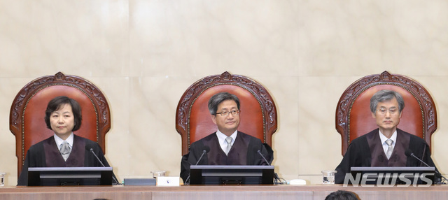 【서울=뉴시스】전진환 기자 = 양심적 병역거부 공개변론이 열린 30일 오후 서울 서초구 대법원 대법정에서 김명수 대법원장과 대법관들이 자리하고 있다. 2018.08.30.&nbsp; amin2@newsis.com