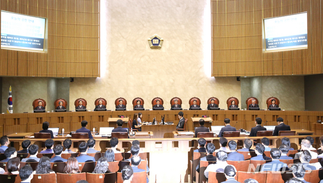 【서울=뉴시스】전진환 기자 = 양심적 병역거부 공개변론이 열린 30일 오후 서울 서초구 대법원 대법정에서 김명수 대법원장과 대법관들이 자리하고 있다. 2018.08.30.&nbsp; amin2@newsis.com