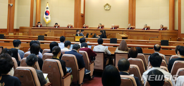 【서울=뉴시스】박주성 기자 = 이진성 헌법재판소장을 비롯한 헌법재판관들이 지난달 30일 오후 서울 종로구 헌법재판소 대심판정에서 열린 헌법소원심판 등 선고를 위해 자리하고 있다. 2018.08.30. park7691@newsis.com