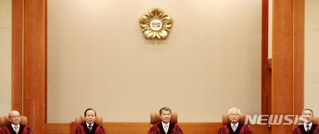 【서울=뉴시스】박주성 기자 = 이진성 헌법재판소장을 비롯한 헌법재판관들이 30일 오후 서울 종로구 헌법재판소 대심판정에서 열린 민주화운동관련자 명예회복 및 보상 등에 관한 법률 제18조 제2항 위헌법률 및 헌법소원, 긴급조치 피해자들이 낸 재판취소 등 헌법소원, 군사정권 가혹행위, 간첩조작 등 피해자들이 낸 민법 제166조 제1항 등 헌법소원 심판 선고를 위해 자리하고 있다. 2018.08.30.&nbsp; park7691@newsis.com