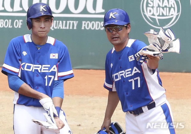 【자카르타(인도네시아)=뉴시스】최진석 기자 = 30일 인도네시아 자카르타 겔로라 붕 카르노(GBK) 야구장에서 열린 2018 자카르타·팔렘방 아시안게임 야구 슈퍼라운드 일본과 대한민국의 경기. 한국 4회초 2사 주자없는 상황 이정후가 안타를 친 뒤 1루에서 이종범 코치의 작전을 듣고 있다. (Canon EOS-1D X Mark Ⅱ EF200-400 f4 IS Ⅱ USM ISO 1600, 셔터 1/1000 조리개 11) 2018.08.30. myjs@newsis.com