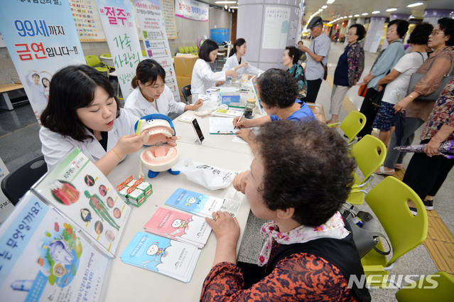 【대구=뉴시스】우종록 기자 = 30일 오후 대구 수성구 범어지하도 중앙광장에서 열린 '찾아가는 건강검진 서비스'를 찾은 시민들이 혈당측정, 구강 및 금연상담 등 무료 건강검진을 받고 있다. 2018.08.30. wjr@newsis.com