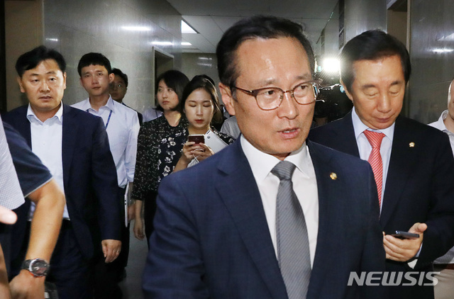 【서울=뉴시스】이종철 기자 = 민생·규제혁신 법안의 여야 합의가 난항을 겪고 있는 가운데 30일 오후 본회의를 앞두고 여,야 원내대표가 마지막 협상을 위해 서울 여의도 국회 운영위원장실로 향하고 있다. 왼쪽부터 바른미래당 김관영, 더불어민주당 홍영표, 자유한국당 김성태 원내대표. 2018.08.30.&nbsp; jc4321@newsis.com 