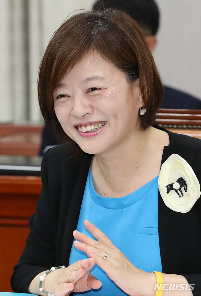 【서울=뉴시스】이종철 기자 = 30일 오후 서울 여의도 국회에서 여성가족부 장관으로 내정된 더불어민주당 진선미 의원이 운영위원회 전체회의에서 인사말을 하고 있다. 2018.08.30.jc4321@newsis.com