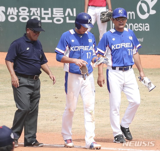 【자카르타(인도네시아)=뉴시스】최진석 기자 = 30일 인도네시아 자카르타 겔로라 붕 카르노(GBK) 야구장에서 열린 2018 자카르타·팔렘방 아시안게임 야구 슈퍼라운드 일본과 대한민국의 경기. 한국 6회초 무사 주자없는 상황 이정후가 유격수 실책으로 1루에 출루 뒤 고통을 호소하자 이종범 코치가 격려하고 있다. (Canon EOS-1D X Mark Ⅱ EF200-400 f4 IS Ⅱ USM ISO 1600, 셔터 1/1000 조리개 14) 2018.08.30. myjs@newsis.com