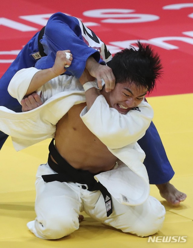 【자카르타(인도네시아)=뉴시스】최진석 기자 = 30일 인도네시아 자카르타 컨벤션센터에서(JCC)에서 열린 2018 자카르타·팔렘방 아시안게임 유도 73kg급 금메달 결정전. 한국 안창림이 일본 오노 쇼헤이에게 공격을 하고 있다. 2018.08.30. myjs@newsis.com