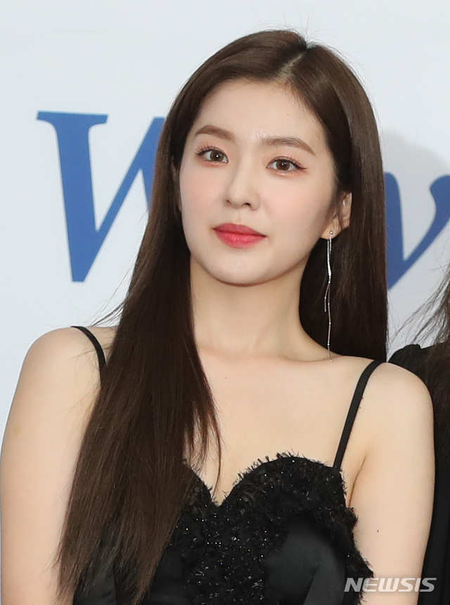 【서울=뉴시스】조수정 기자 = '2018 소리바다 베스트 케이(K)-뮤직 어워즈' 블루카펫 행사가 열린 30일 저녁 서울 송파구 방이동 올림픽공원 체조경기장에서 그룹 레드벨벳 아이린이 포즈를 취하고 있다. 2018.08.30. chocrystal@newsis.com