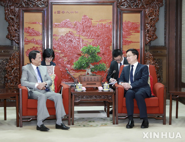 【베이징=신화/뉴시스】30일 중국 베이징 중난하이 내 총리 전용 접견실인 즈광거(紫光閣)에서 한정(韓正) 중국 공산당 정치국 상무위원 겸 부총리가 7차 중일 재무장관 회의 참석차 베이징을 방문한 아소 다로(麻生太郞) 일본 부총리 겸 재무상과 회담하고 있다. 두 사람은 다자무역체제를 공동 수호하자고 확인했다. 2018.08.31
