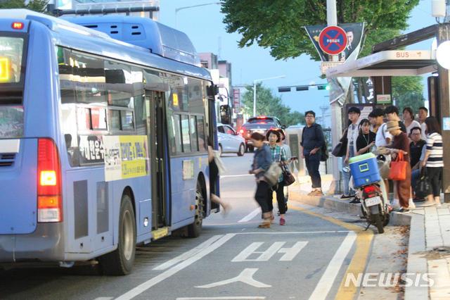 【춘천=뉴시스】 = 강원 춘천시의 한 버스정류장 전경