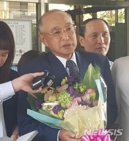 [서울=뉴시스] 이혜원 기자 = 박정희 정권 간첩 조작 사건으로 징역 12년을 복역한 뒤 재심에서 무죄를 선고받은 김승효(68)씨의 형 승홍(76)씨가 지난 2018년 8월31일 서울 서초구 서울고법 앞에서 선고를 마치고 입장을 밝히고 있다. 2018.08.31. hey1@newsis.com