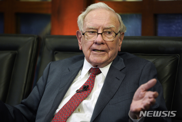 【오마하=AP/뉴시스】사진은 지난해 5월7일 폭스 비즈니스 네트워크와 인터뷰 중인 버핏. 2019.04.25.