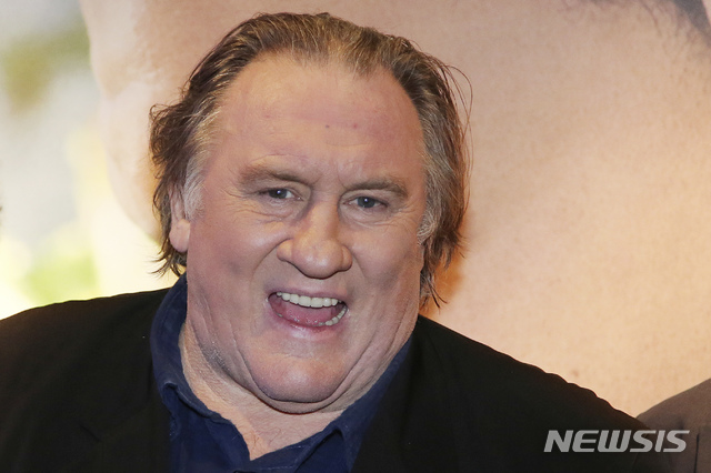 【파리=AP/뉴시스】 프랑스 국민배우 제라드 드파르디외(69)가 성폭행 혐의로 검찰의 사전조사를 받고 있다고 30일(현지시간) CNN이 보도했다.&nbsp; 피해 여성은 22살의 코미디언으로 알려졌다. 사진은 2016년 파리에서 영화 '투르 드 프랑스' 프리미어 행사에 참여한 제라드 드파르디외. 2018.08.31