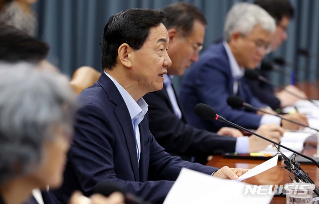 【서울=뉴시스】조성봉 기자 = 김상곤 사회부총리 겸 교육부장관이 31일 오전 서울 종로구 정부서울청사에서 열린 사회관계장관회의에서 회의를 주재하고 있다.2018.08.31.&nbsp;&nbsp; suncho21@newsis.com