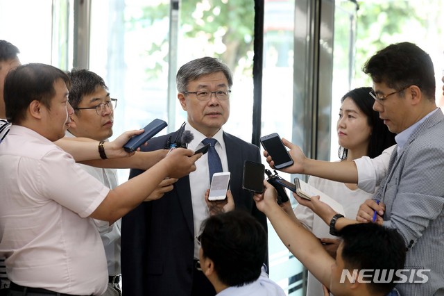 【서울=뉴시스】조성봉 기자 = 이재갑 고용노동부 장관 후보자가 31일 오전 서울 강남구 서울지방고용노동청 서울강남지청에 마련된 청문회 준비 사무실로 출근하며 취재진의 질문에 답변하고 있다. 2018.08.31.  suncho21@newsis.com