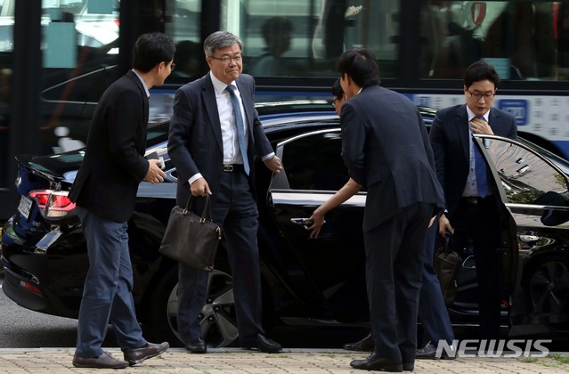 【서울=뉴시스】조성봉 기자 = 이재갑 고용노동부 장관 후보자가 31일 오전 서울 강남구 서울지방고용노동청 서울강남지청에 마련된 청문회 준비 사무실로 출근하고 있다. 2018.08.31.  suncho21@newsis.com