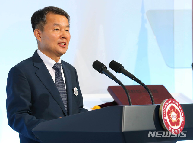 【서울=뉴시스】전신 기자 = 이진성 헌법재판소장이 지난달 31일 서울 종로구 헌법재판소 중앙홀에서 열린 헌법재판소 창립 30주년 기념식에서 인사말을 하고 있다. 2018.08.31. photo1006@newsis.com